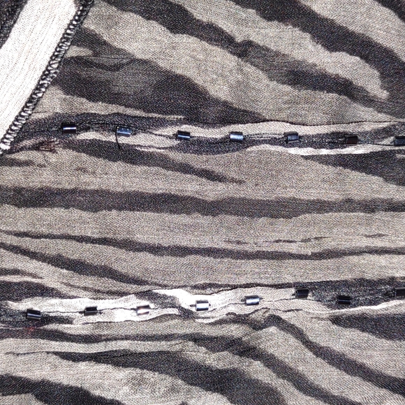 Gorgeous NEVER WORN gray & black blouse by Follies size small! - Picture 6 of 8